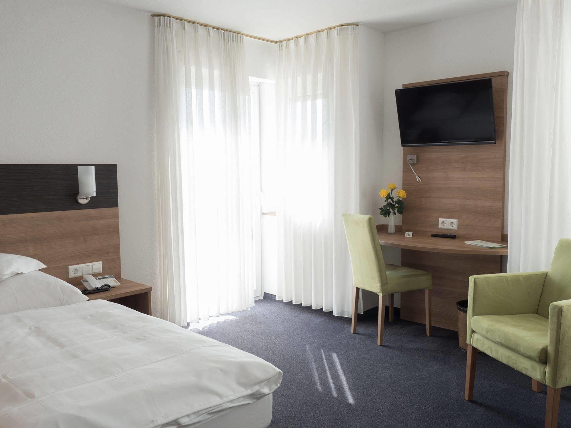 Martins Klause Airport Messe Hotel - Self-Check-In Available Лайнфельден-Эхтердинген Экстерьер фото